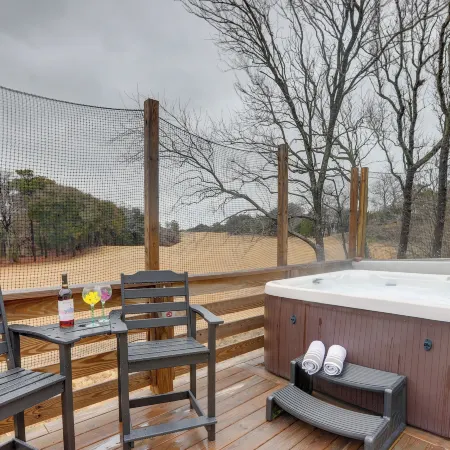 Kitty Hawk Apartment w/ Hot Tub - 1 Mi to Beach!
