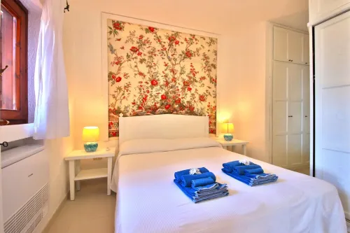 COTTAGE SMERALDA -5pax w/private jacuzzi terrace and shared Pool Seaview