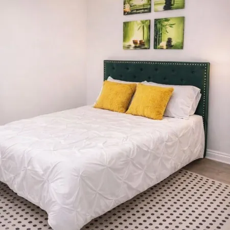 Private, cozy 1 bedroom guest suite  in Oshawa with free parking.