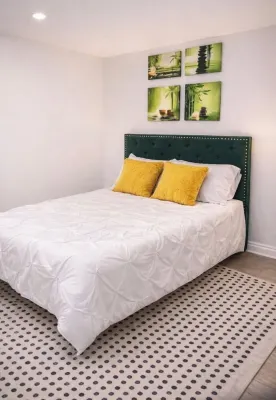 Private, cozy 1 bedroom guest suite  in Oshawa with free parking.