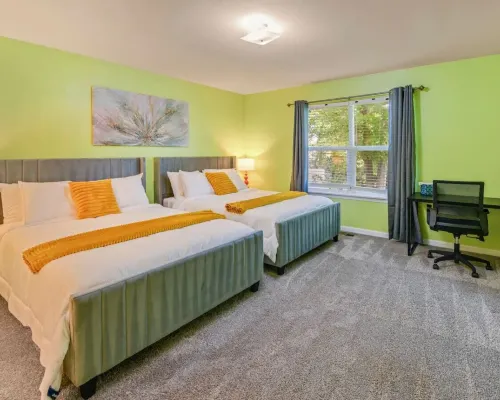 Modern Comfort Loves Park Stylish 3BR Getaway Hotels in Loves Park