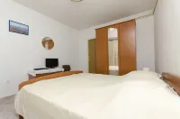 Apartments and Room Mate-Mare