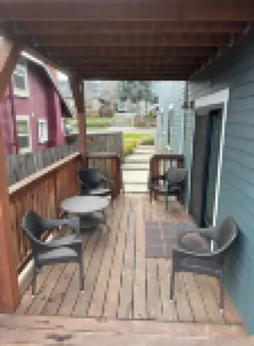 Premier Downstairs Flat in Perfect Down Town Location