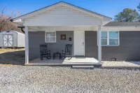 Country Styling - Large TVs, 2 Queens, Located in Town, Nintendo, EV