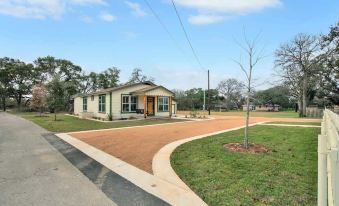 Upscale Home with Pool and FirePit - Close to Mercer St!