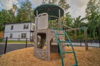 Stylish New 5BR/4BA Cabin Steps from Dollywood