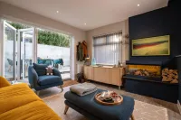 Contemporary Home with Sky Glass by LetMeStay - بوتيك