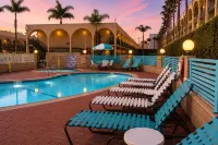 Kings Inn Anaheim at the Park & Convention Center - Yüzme Havuzu