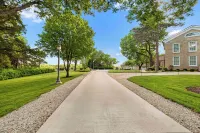 The Carriage House - Historic getaway in the heart of the city!