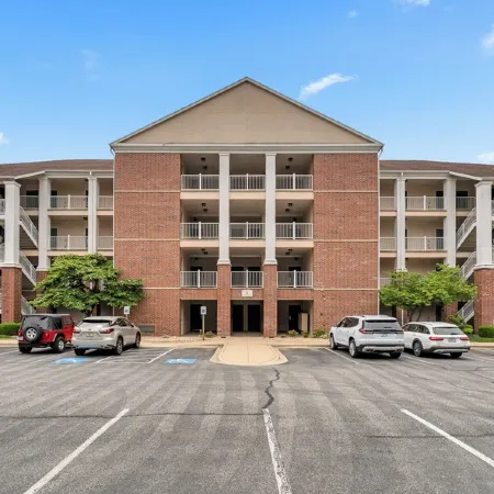 Gorgeous and Large Condo, Elevator, Pool, Ozark Views! Close to Branson strip!