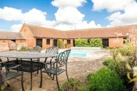 Stunning Five BD Home Near Tewkesbury - Kolam Renang