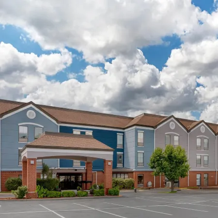 Comfort Inn & Suites Saint Louis Lafayette Square Отели рядом с достопримечательностью «Старое здание суда»