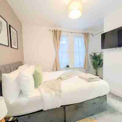 Luxury 3BR Home 20 Mins to London Garden Wi-Fi Others