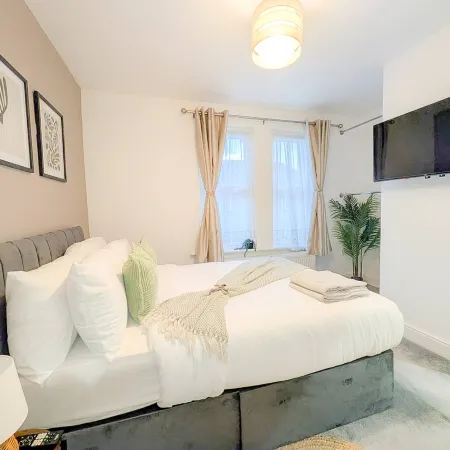 Luxury 3BR Home 20 Mins to London Garden Wi-Fi Hotel di Gravesend