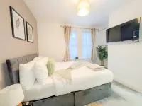 Luxury 3BR Home 20 Mins to London Garden Wi-Fi Hotel dekat Stasiun Kereta Internasional Ebbsfleet