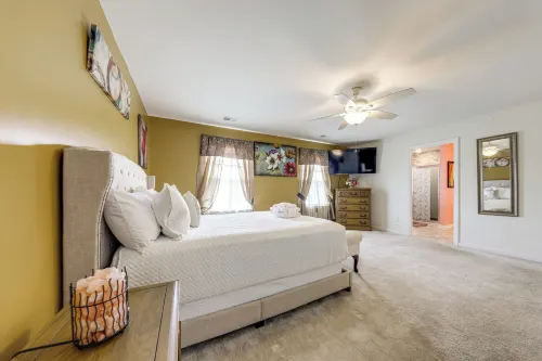 Lakes, Gardens & More! Getaway in Moncks Corner - Homestays