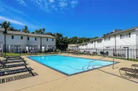 Walk to Ole Miss Stadium - Patio & Pool - Apartments