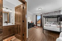 Cozy Creekside Stay for 8 - Chalets