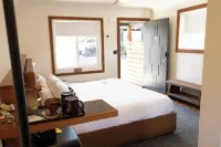 The Stranger Lodge - Pet Friendly - parking