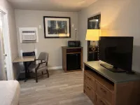 Longmont Lodge and RV Park - Motels