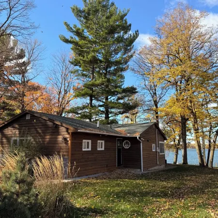 Escape to Our Cozy Lakeside Cabin-Great Sunset Views-1 Hour from Cities