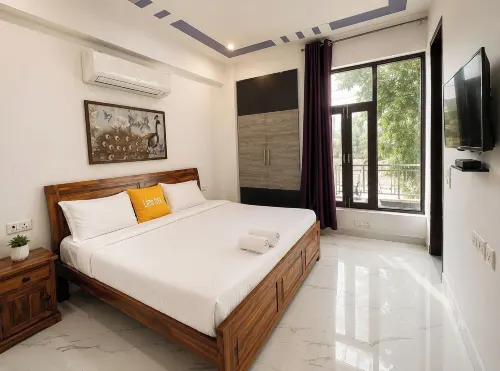 Lime Tree 2BHK Serviced Apartment - Bed and Breakfasts
