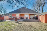4 Mi to Bricktown Excitement! Group Escape w/ Yard - Homestay
