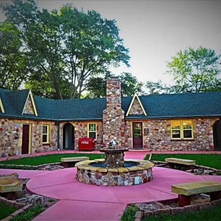 Shamrock Court Motel