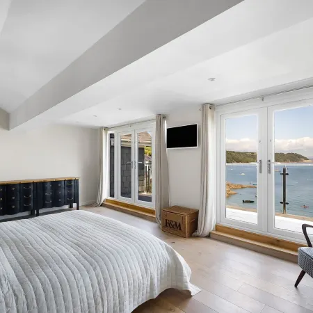 Cawsand Waterfront House With Pool