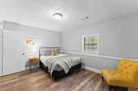 Cabin with Hot Tub, Firepit, Dog Park - balcony