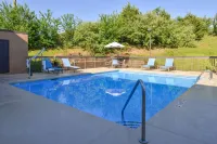 Hampton Inn Staunton - Pools