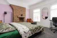 Sefton Park 2 Desks W M Dining Parking - Bungalows