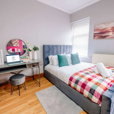 3BR 2Bath Home with Hot Tub, Games Room By Stadium with Fast WiFi & Free Parking