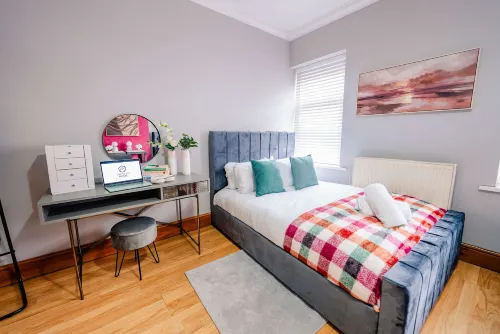 3BR 2Bath Home with Hot Tub, Games Room By Stadium with Fast WiFi & Free Parking - Jacuzzi