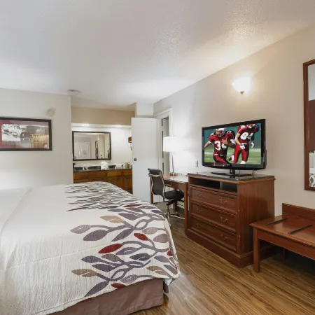 Red Roof Inn & Suites Calhoun