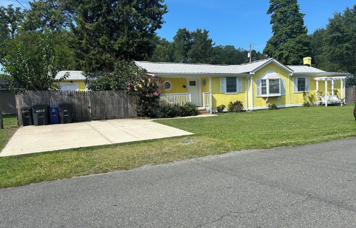 Escape with Your Pet to Sunny Place Cottage!