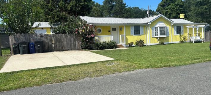 Escape with Your Pet to Sunny Place Cottage! Hotels in Colonial Beach