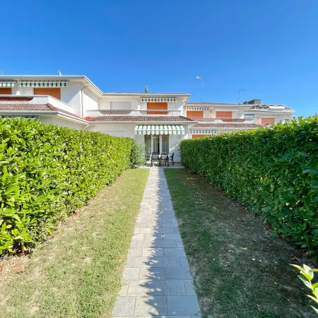 Cozy Villa with Private Garden - Beahost