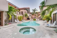 Sunny 2Br: Balcony, Pool, Kitchen, Walk to Beach - parking