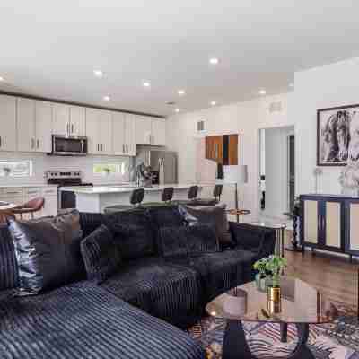 Spacious 2BR Corner Unit w/ Pool SAI 3207 Rooms
