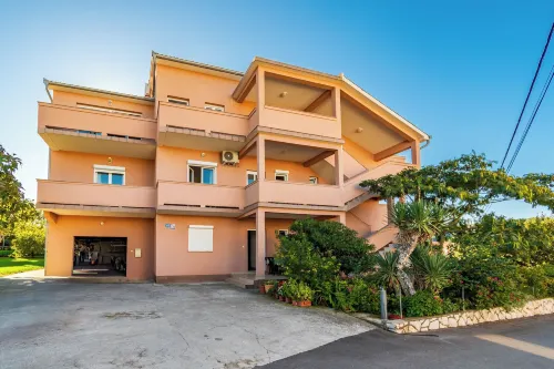 Apartments and Room Ljubica - Pysäköinti