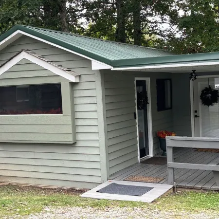 Whispering Pines - a Charming 2-bedroom cabin with WiFi, AC in serene Pipestem
