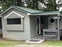Whispering Pines - a Charming 2-bedroom cabin with WiFi, AC in serene Pipestem - Chalets