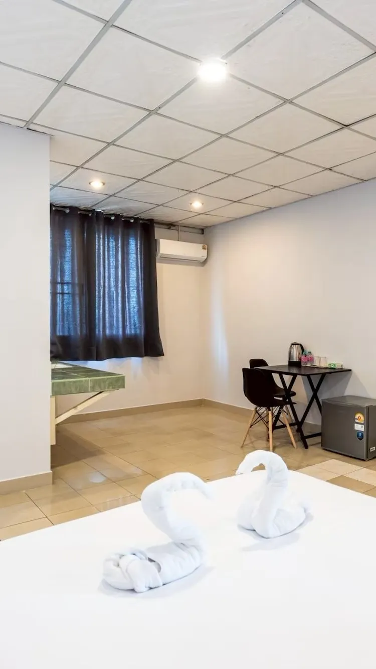 ห้องคอมฟอร์ทดับเบิล 1 เตียงควีนไซส์ มีเครื่องปรับอากาศ