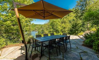 Vantage Point~Lovely 4 Bed, 2.5 Bath with Fabulous Views of Lake of Bays!