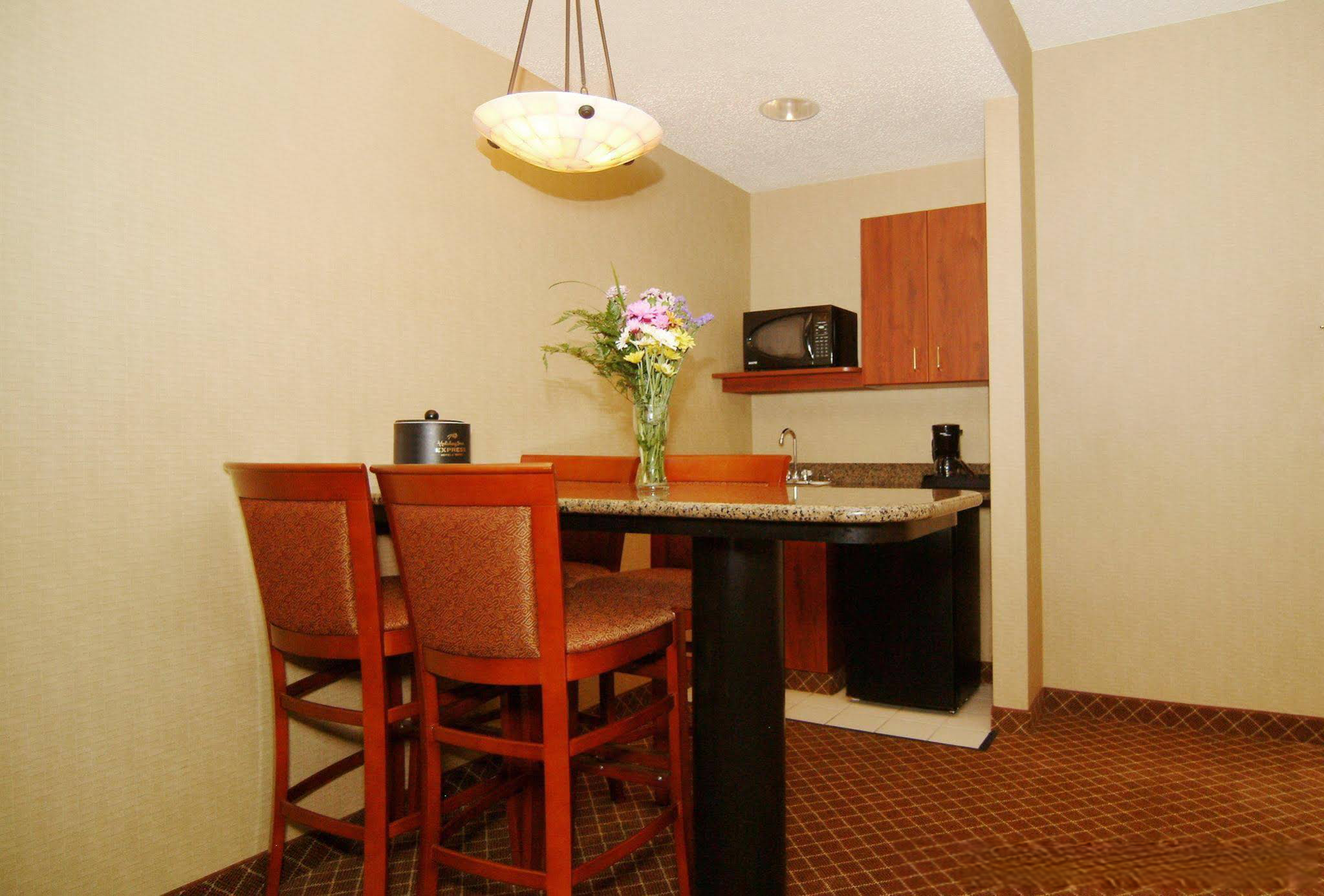 Holiday Inn Express & Suites - Interstate 380 at 33rd Avenue, an Ihg Hotel