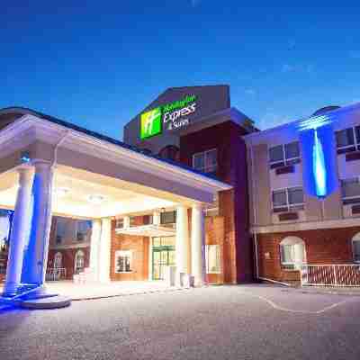 Holiday Inn Express & Suites Hinton Hotel Exterior