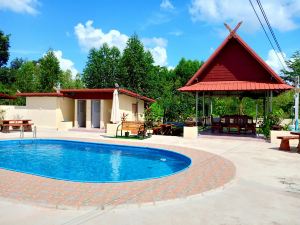 Private 2 Bedroom Villa with Swimming Pool Tropical Gardens Fast Wifi Smart Tv