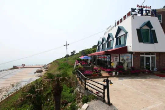Yeosu Tremoa Pension Hotels near Hyangiram Hermitage