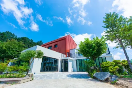 Andong Tom Sawyer's Adventure Pension Отели рядом с достопримечательностью «Dosanseowon Confucian School»